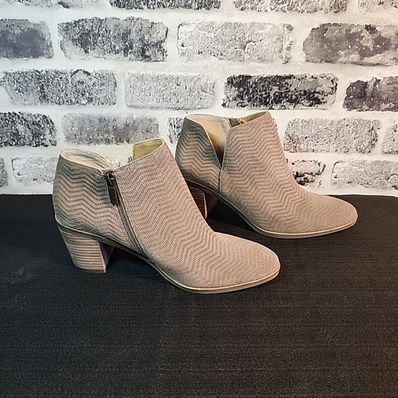 Lucky Brand 8M Pickla Ankle Boots Booties Suede Cutout Textured Chevron Taupe - Picture 9 of 9